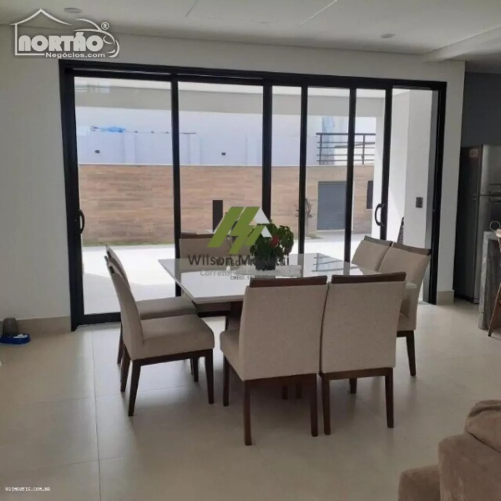 Casa à venda com 6 quartos, 227m² - Foto 3