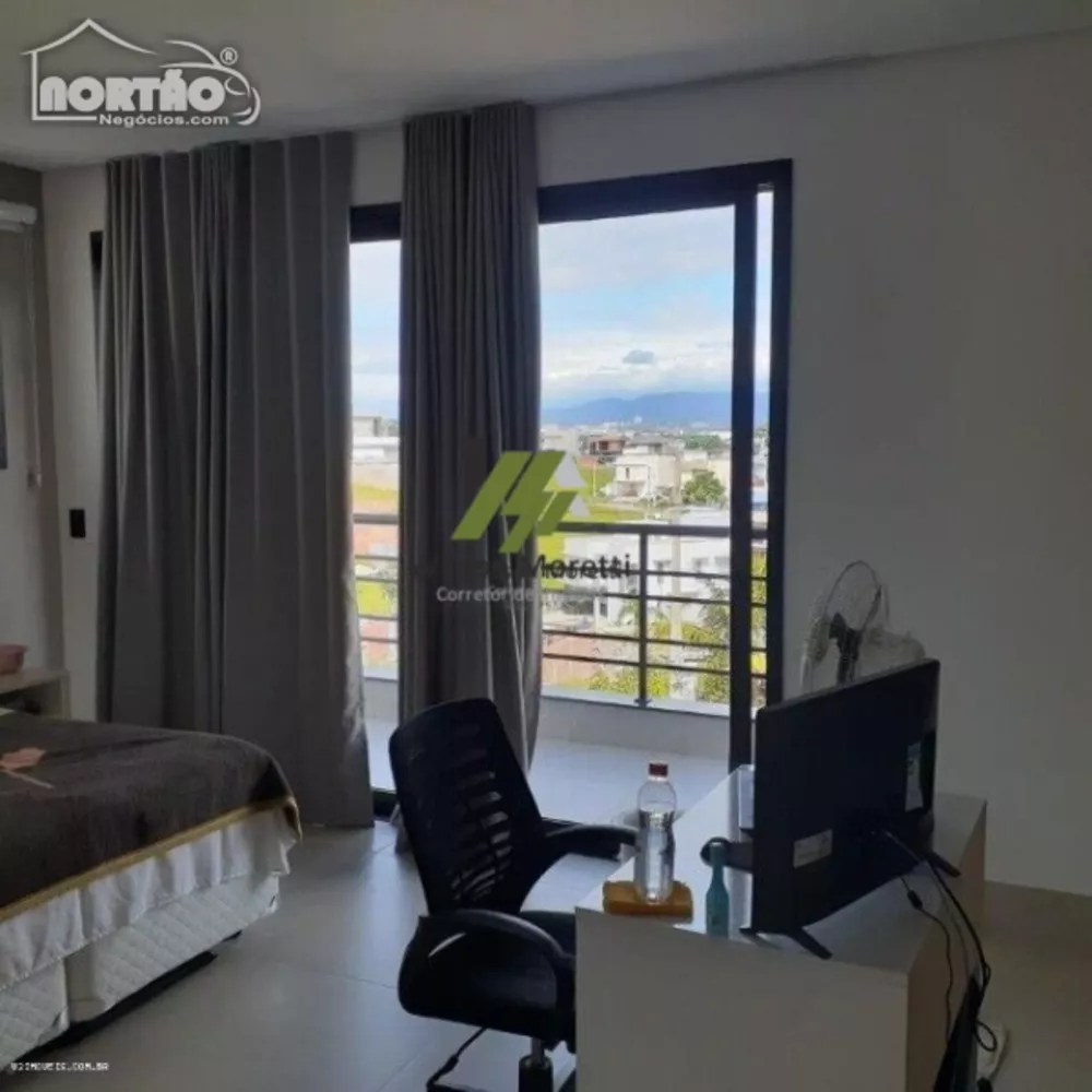 Casa à venda com 6 quartos, 227m² - Foto 4