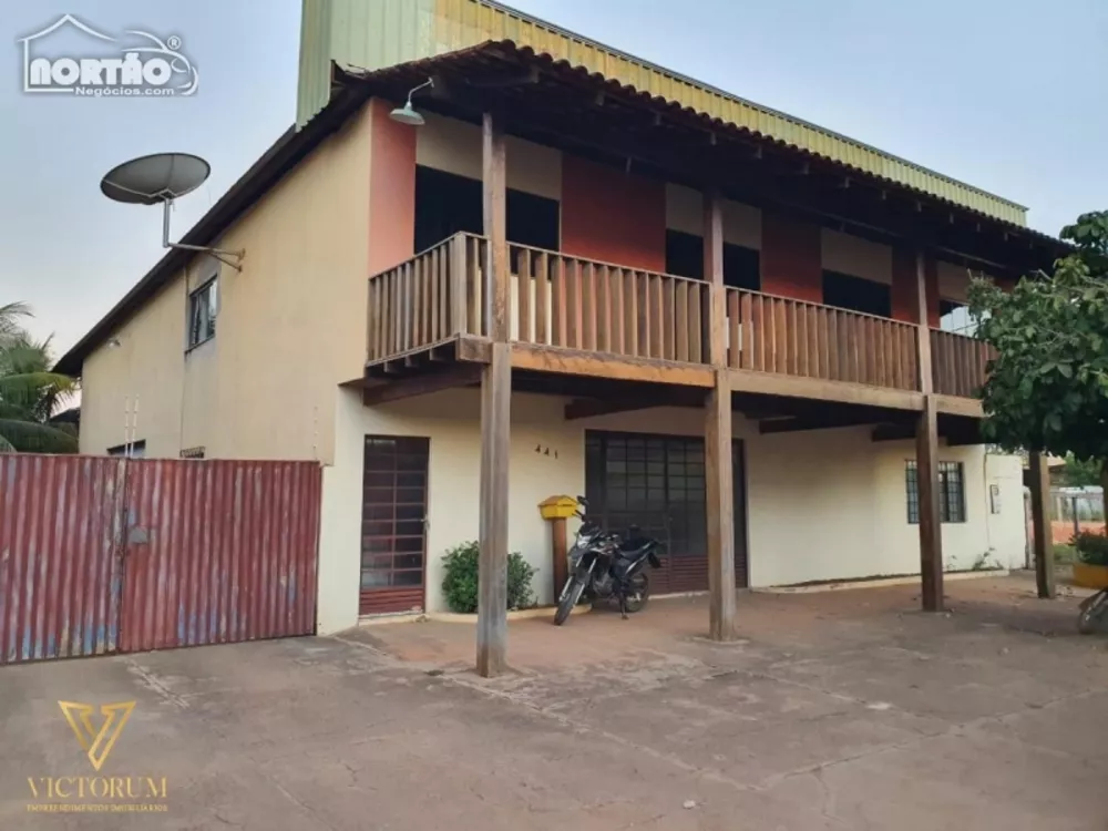 Casa à venda com 4 quartos, 230m² - Foto 1