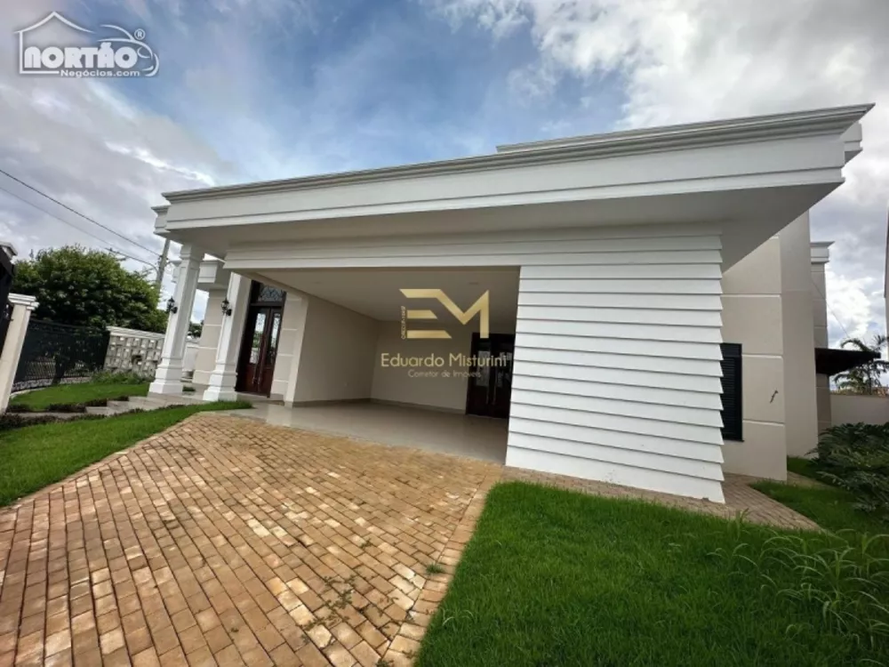 Casa à venda com 4 quartos, 215m² - Foto 1