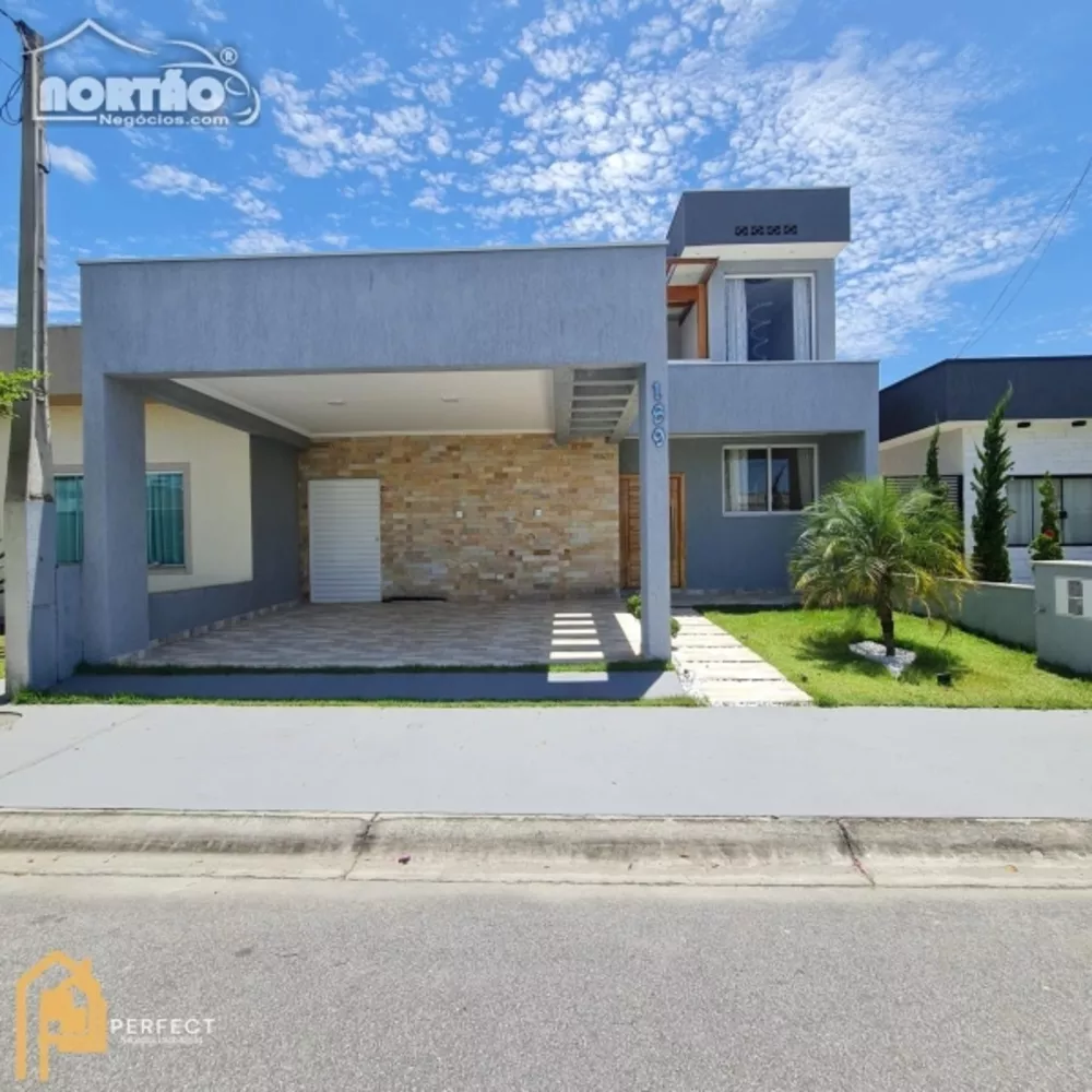 Casa à venda com 3 quartos, 269m² - Foto 1