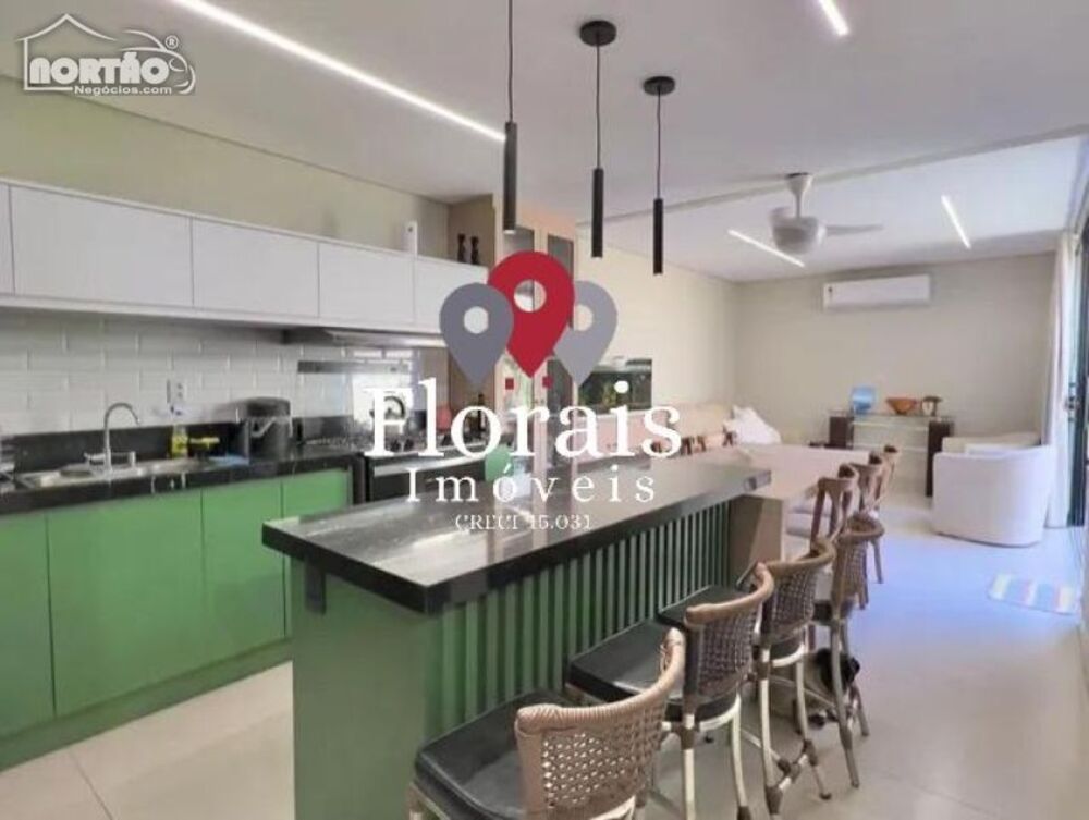 Casa à venda com 3 quartos, 200m² - Foto 1