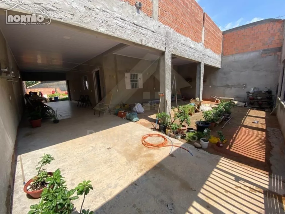 Casa à venda com 3 quartos, 132m² - Foto 1