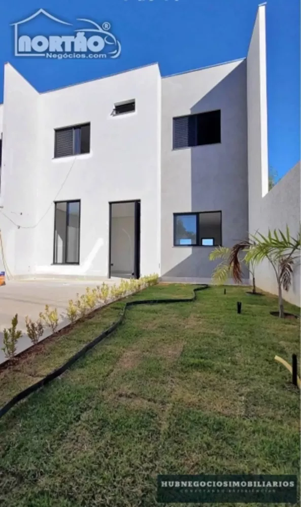 Casa à venda com 4 quartos, 130m² - Foto 1