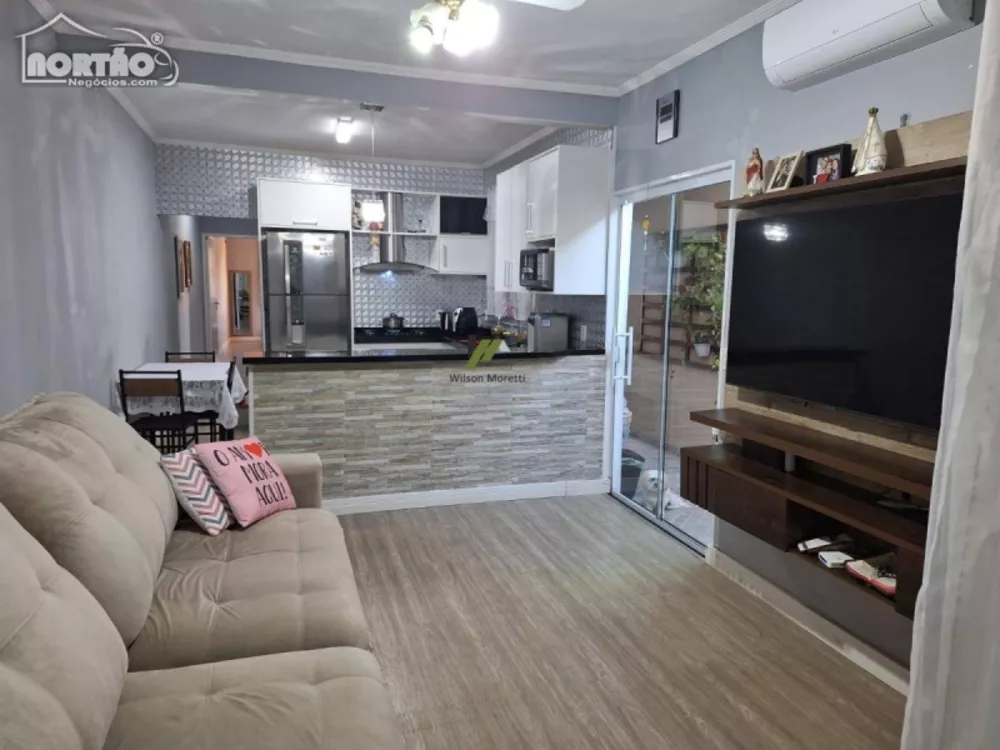 Casa à venda com 3 quartos, 100m² - Foto 1