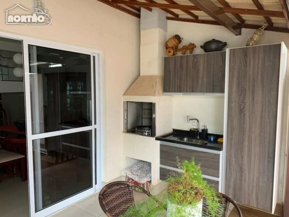 Casa à venda com 3 quartos, 158m² - Foto 2