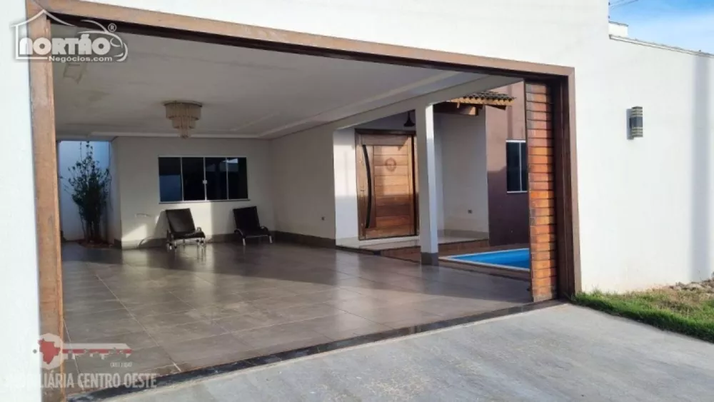 Casa à venda com 3 quartos, 235m² - Foto 2