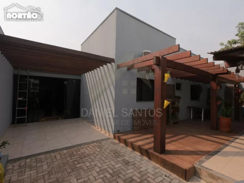 Casa à venda com 3 quartos, 231m² - Foto 1