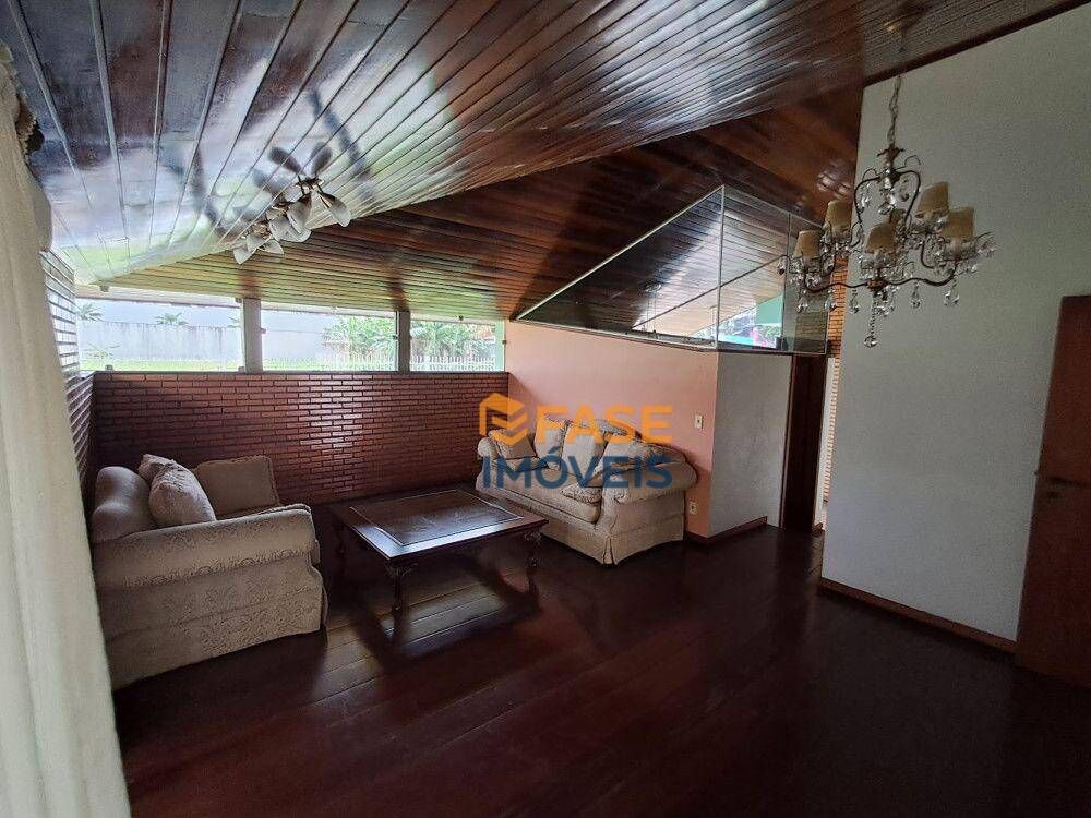 Casa à venda com 5 quartos, 260m² - Foto 1