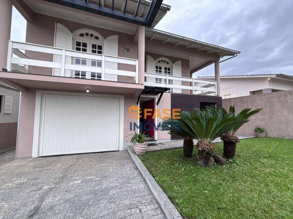 Casa, 4 quartos, 213 m² - Foto 1