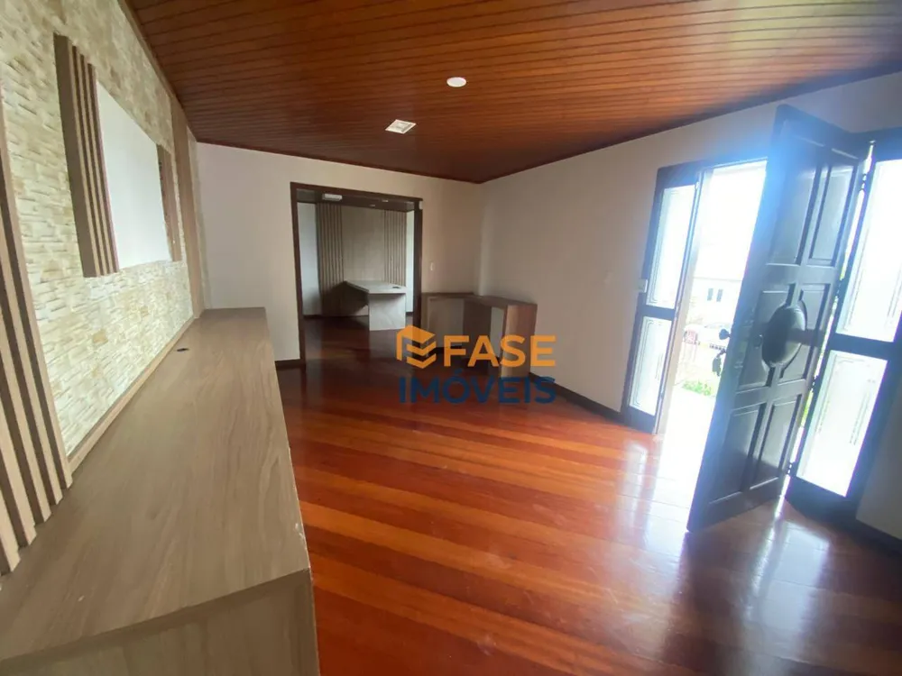 Casa, 4 quartos, 223 m² - Foto 1