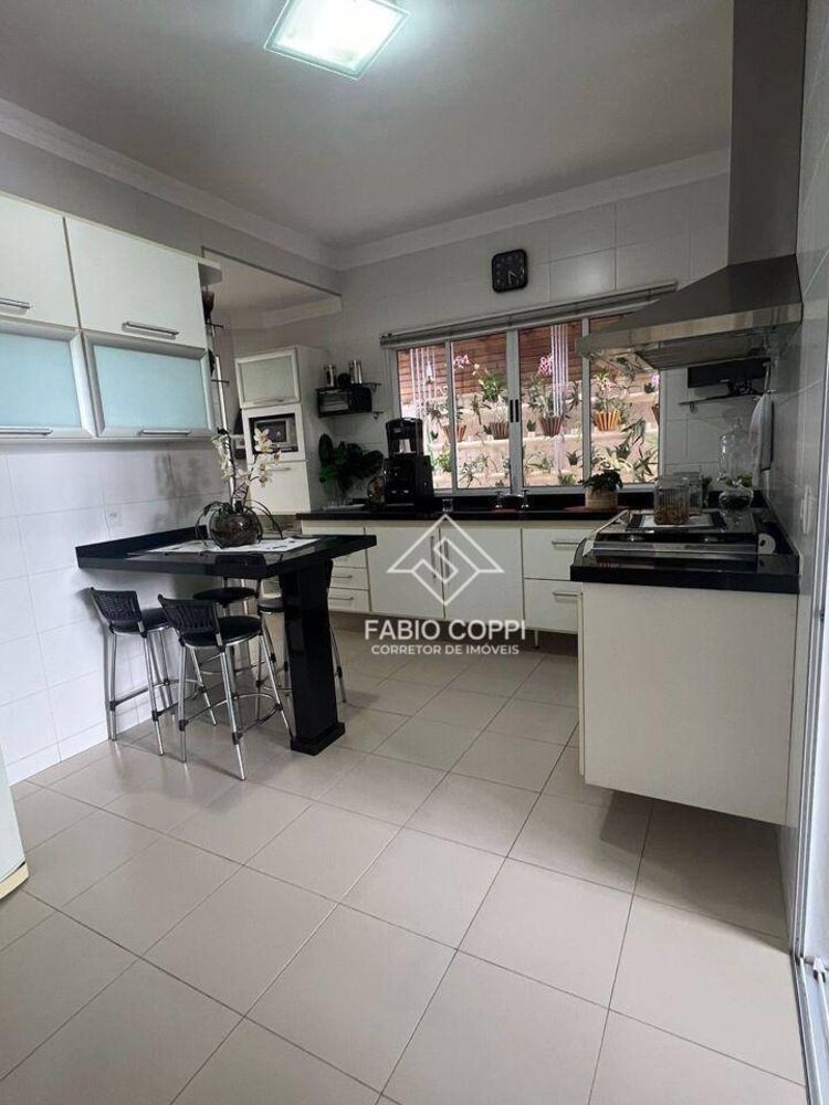 Casa de Condomínio à venda com 3 quartos, 300m² - Foto 2