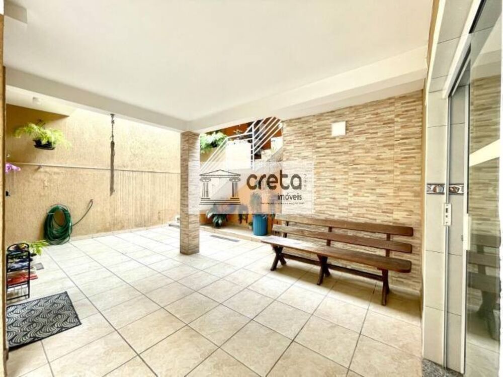 Casa à venda com 4 quartos, 217m² - Foto 1