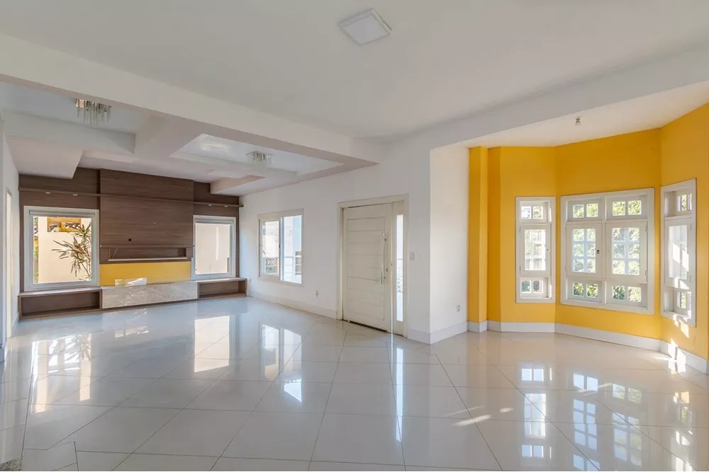 Casa de Condomínio à venda com 3 quartos, 309m² - Foto 1