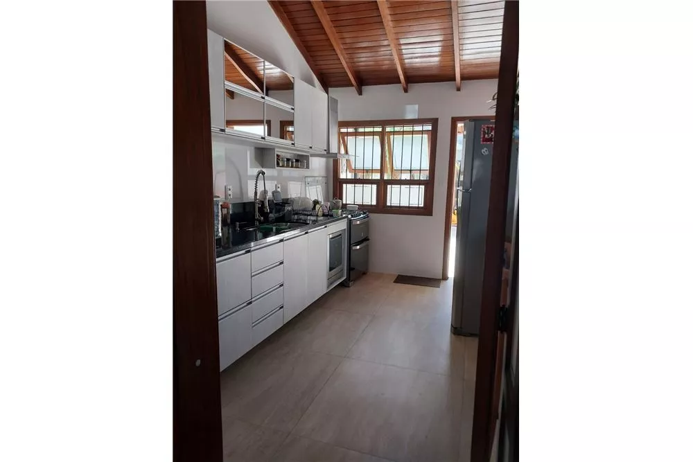 Casa à venda com 3 quartos, 220m² - Foto 1