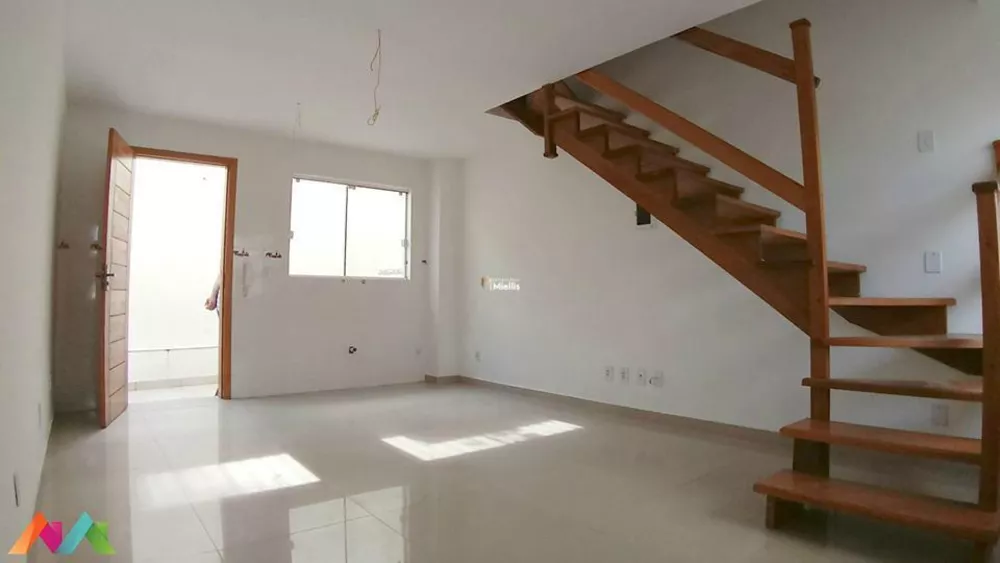 Casa à venda com 2 quartos, 52m² - Foto 2