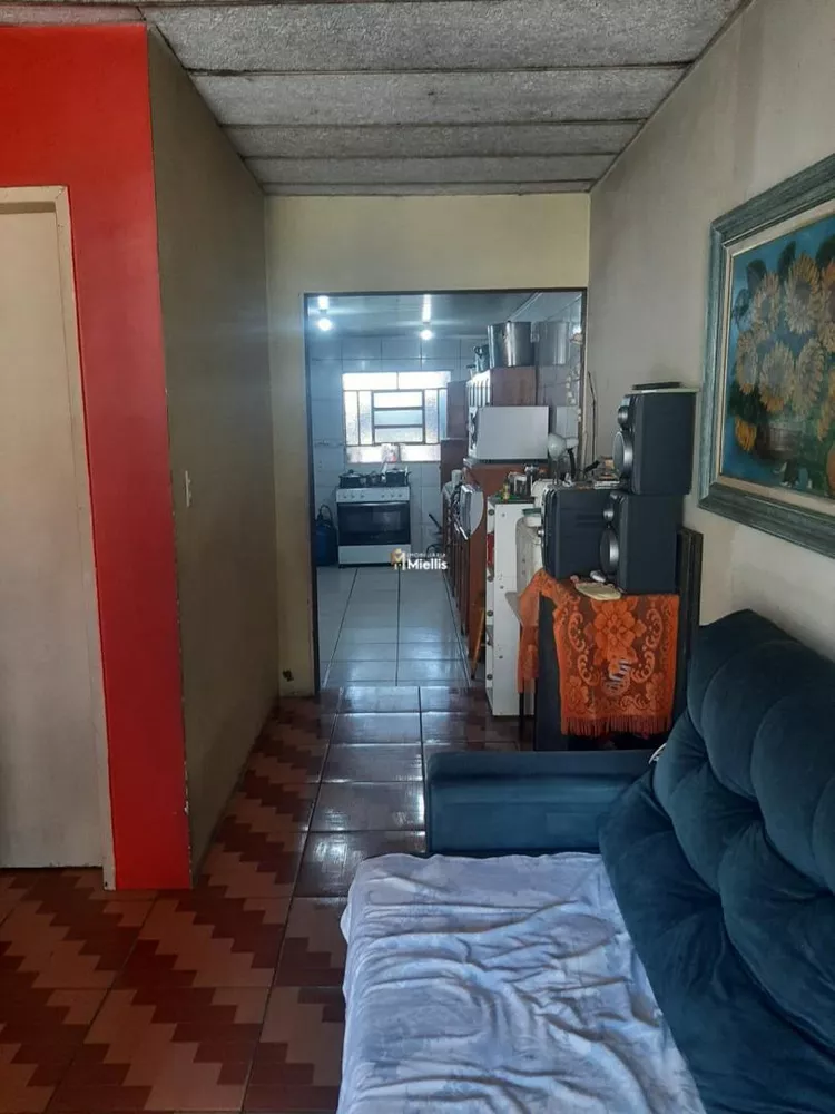 Casa à venda com 2 quartos, 60m² - Foto 4