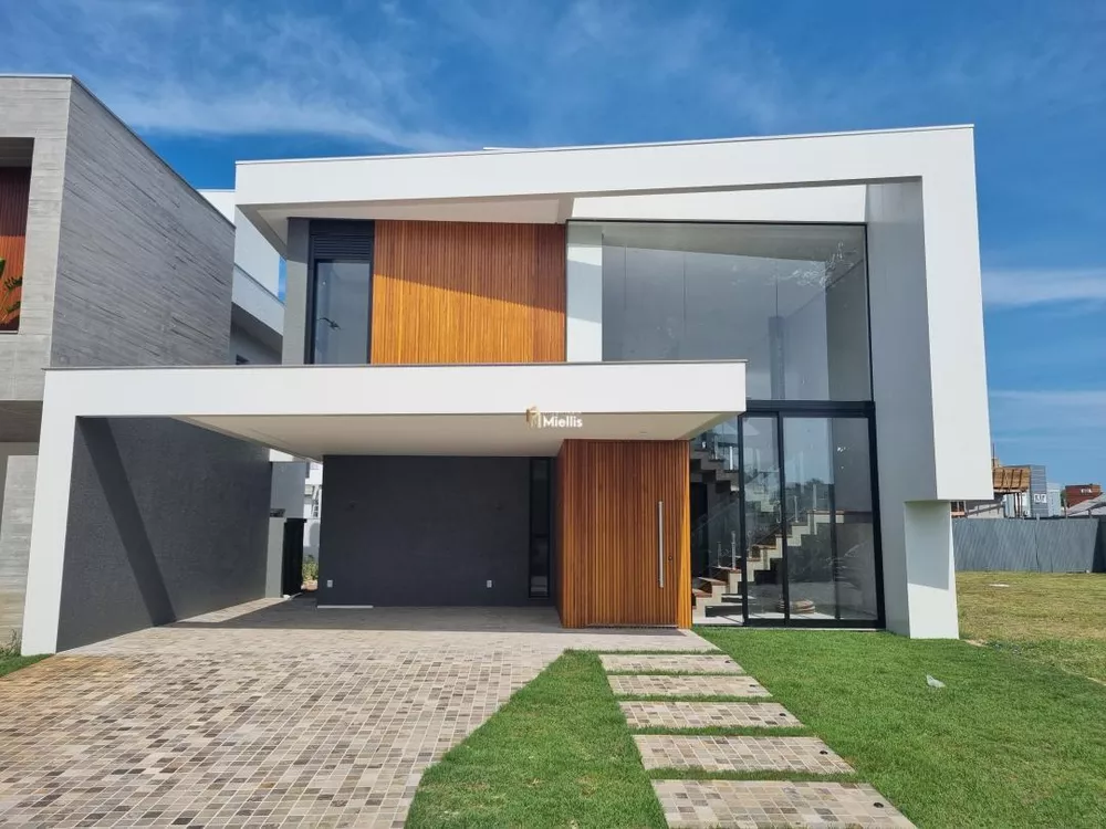 Casa à venda com 4 quartos, 241m² - Foto 1