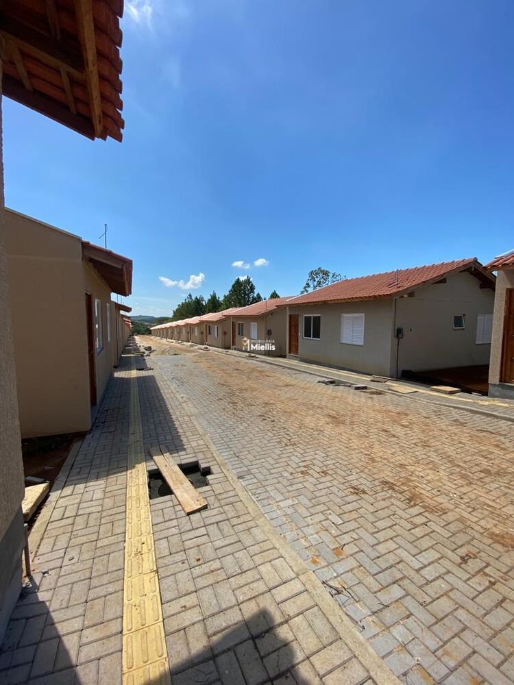 Casa à venda com 2 quartos, 50m² - Foto 1