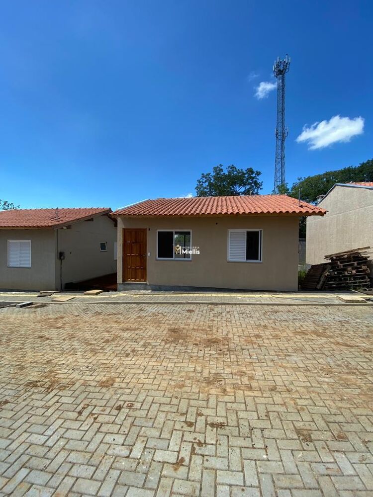 Casa à venda com 2 quartos, 50m² - Foto 2