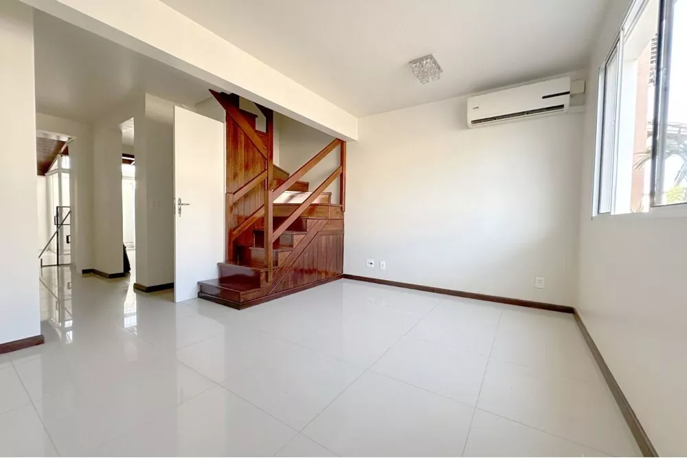 Casa à venda com 3 quartos, 73m² - Foto 1