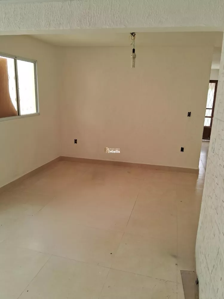 Casa à venda com 4 quartos, 180m² - Foto 2