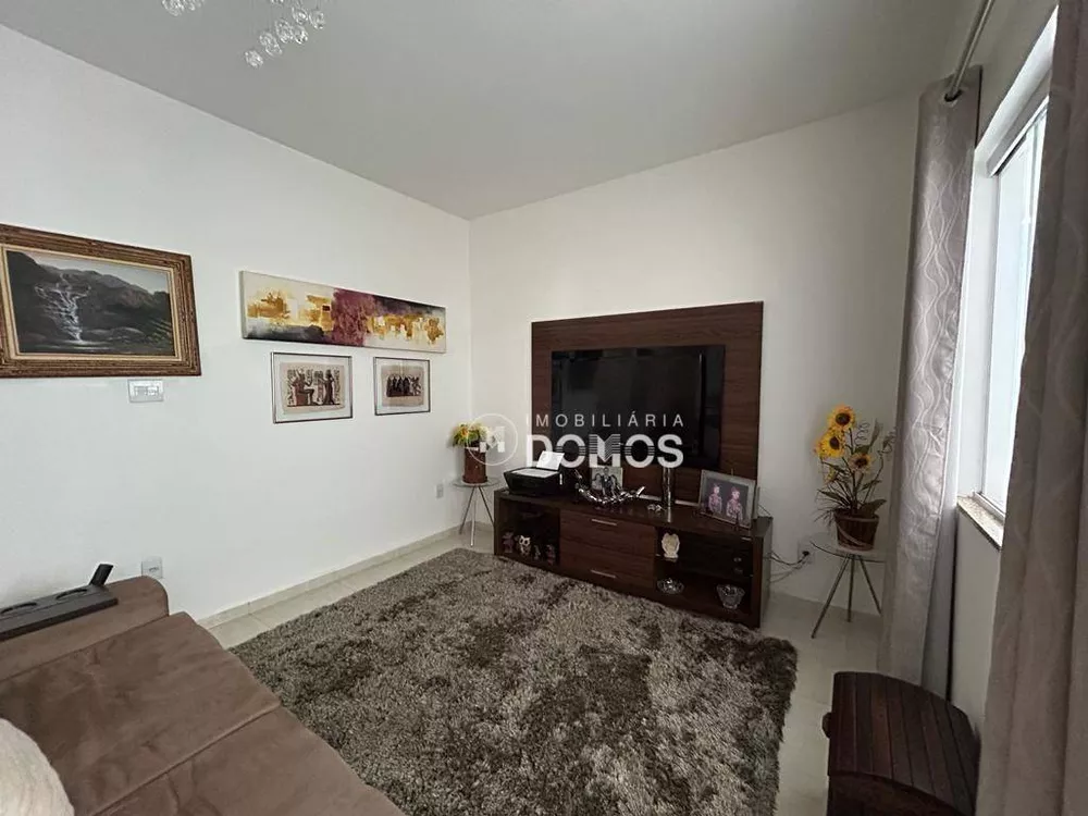 Casa à venda com 2 quartos, 200m² - Foto 2