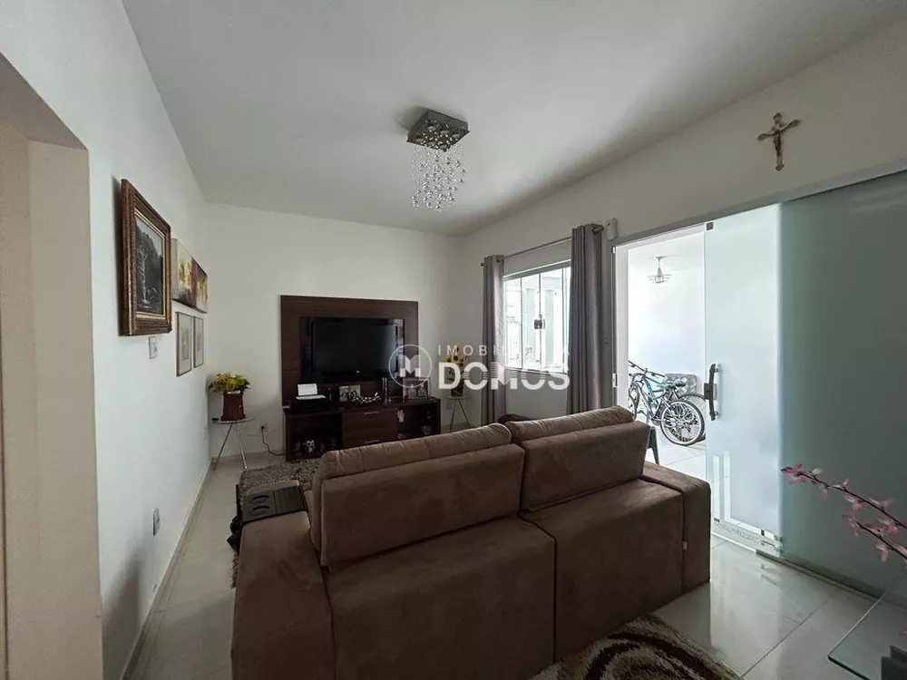 Casa à venda com 2 quartos, 200m² - Foto 3