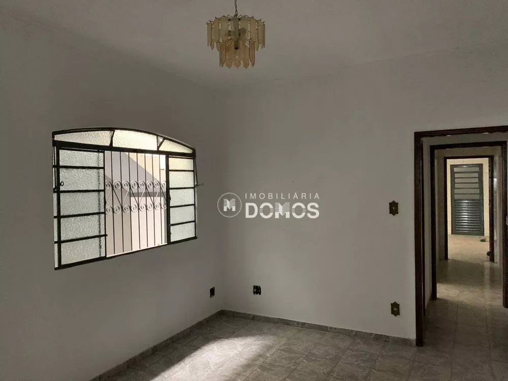 Casa à venda com 3 quartos, 250m² - Foto 1