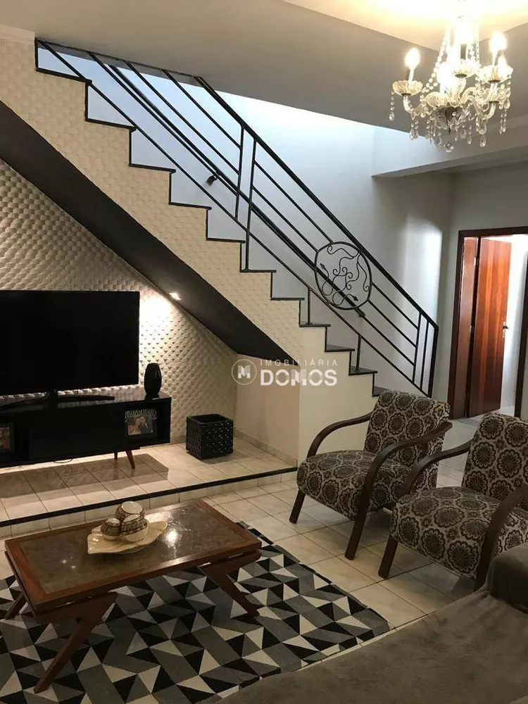 Casa, 4 quartos, 200 m² - Foto 1