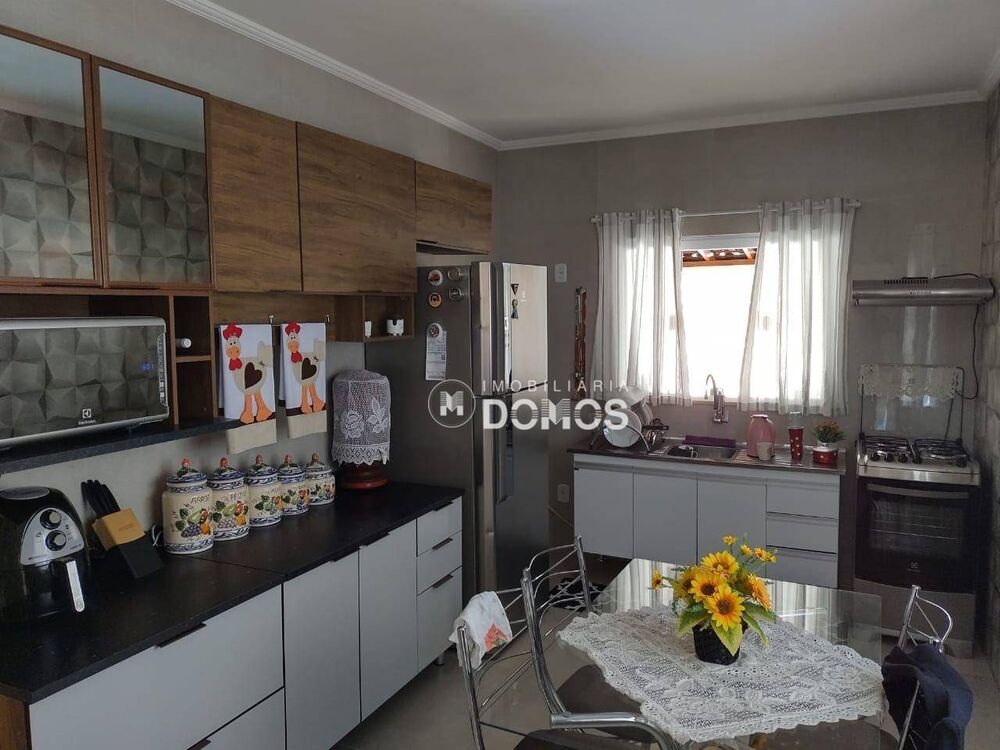 Casa à venda com 2 quartos, 140m² - Foto 1