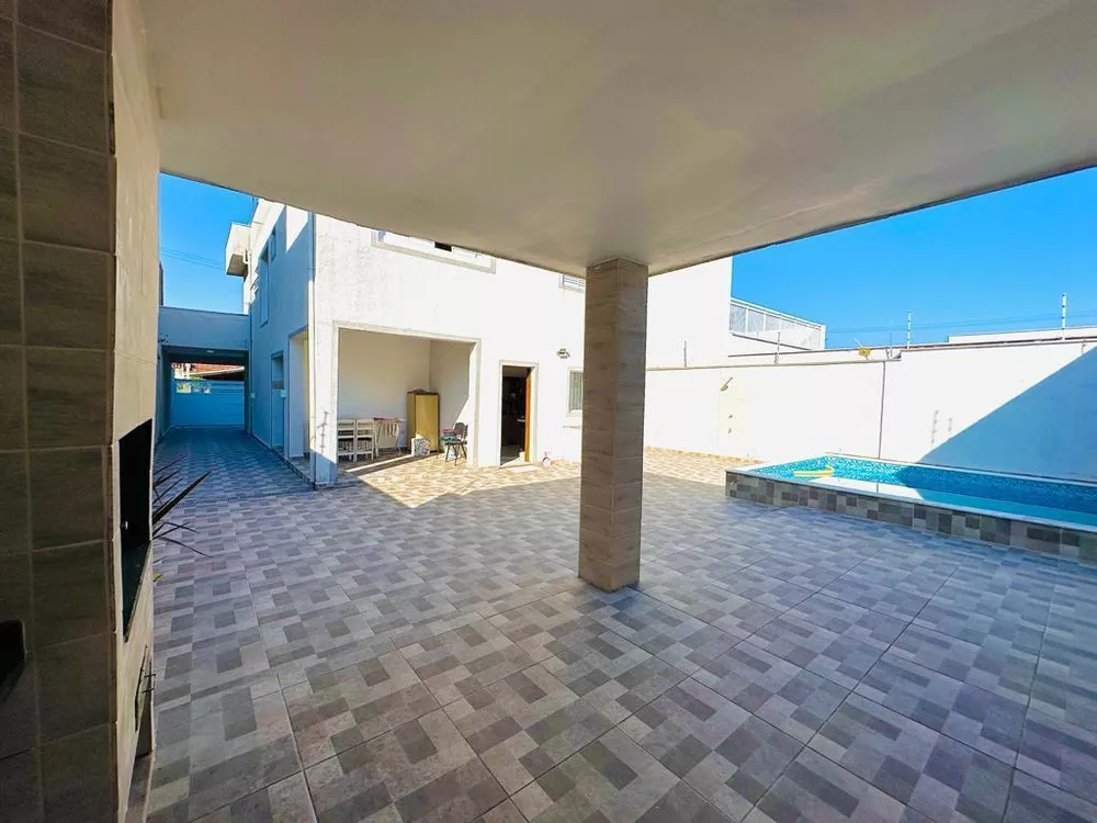 Casa à venda com 3 quartos, 360m² - Foto 1