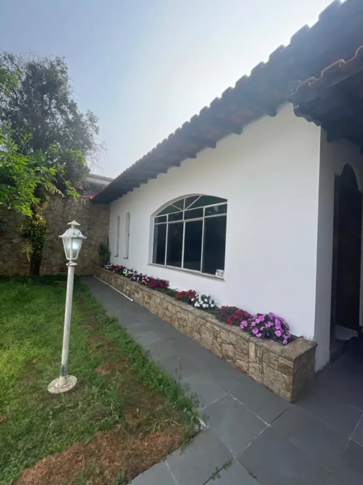 Casa à venda com 6 quartos, 310m² - Foto 1