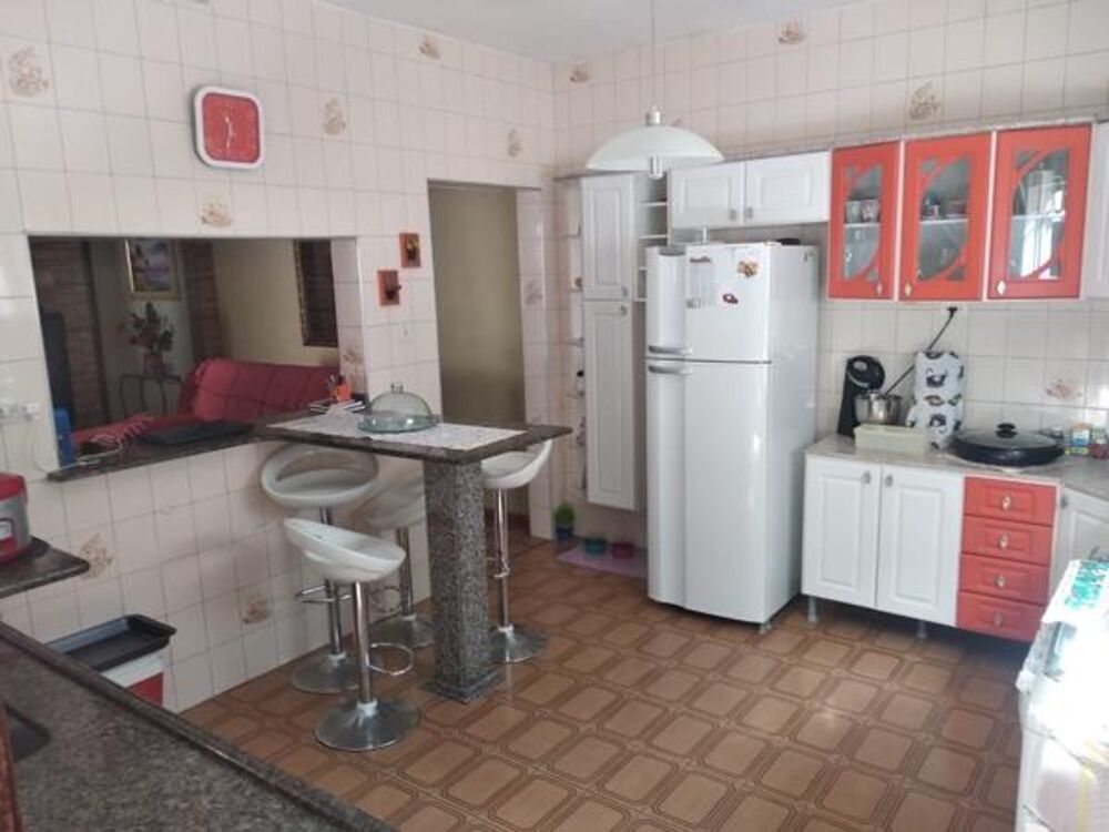 Casa à venda com 8 quartos, 1000m² - Foto 1