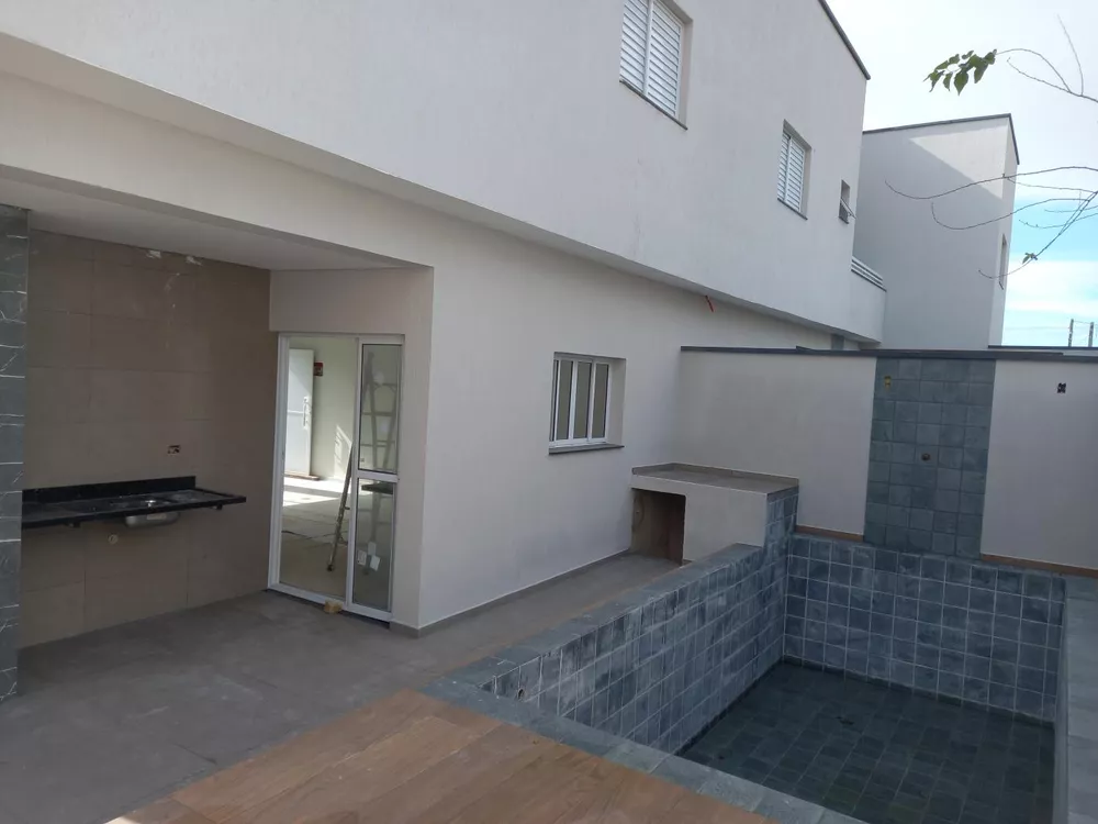 Casa à venda com 3 quartos, 153m² - Foto 1