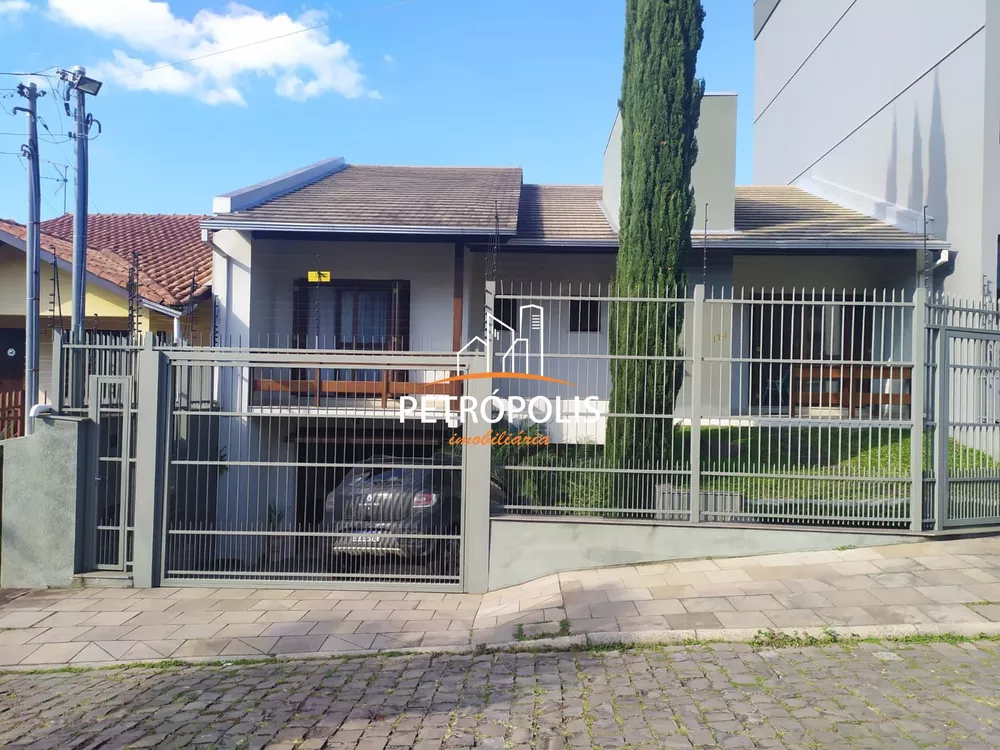 Casa à venda com 3 quartos, 300m² - Foto 1