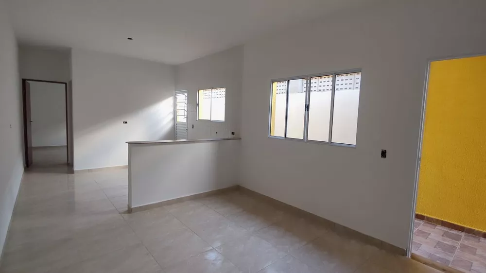 Casa à venda com 2 quartos, 60m² - Foto 2