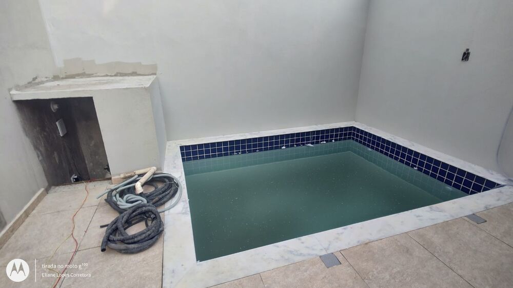 Casa à venda com 3 quartos, 74m² - Foto 1