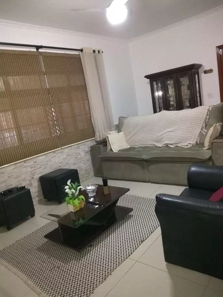 Casa à venda com 5 quartos, 200m² - Foto 1