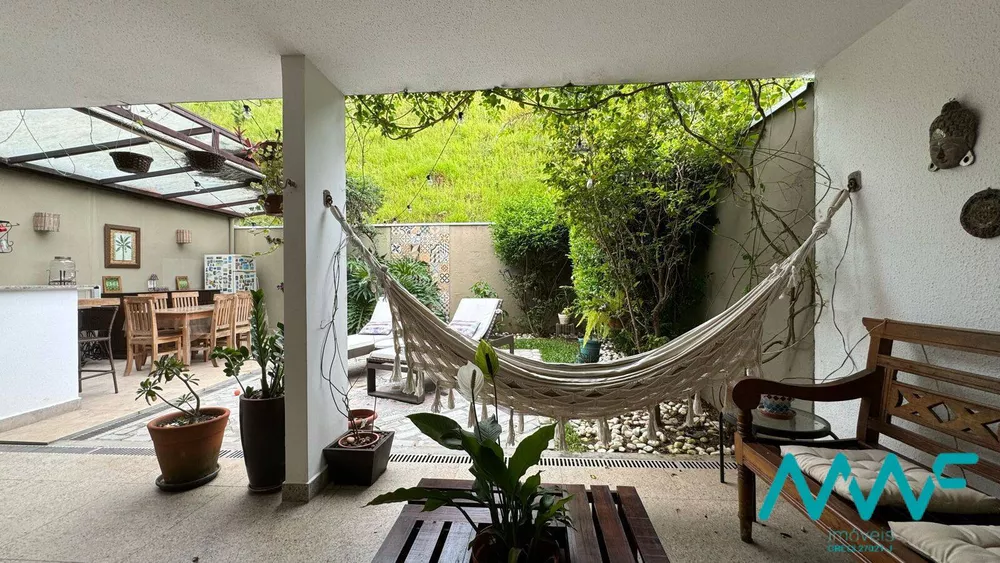 Casa de Condomínio à venda com 3 quartos, 230m² - Foto 1