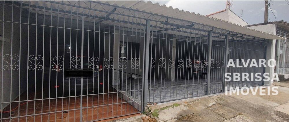 Casa à venda com 3 quartos, 242m² - Foto 1