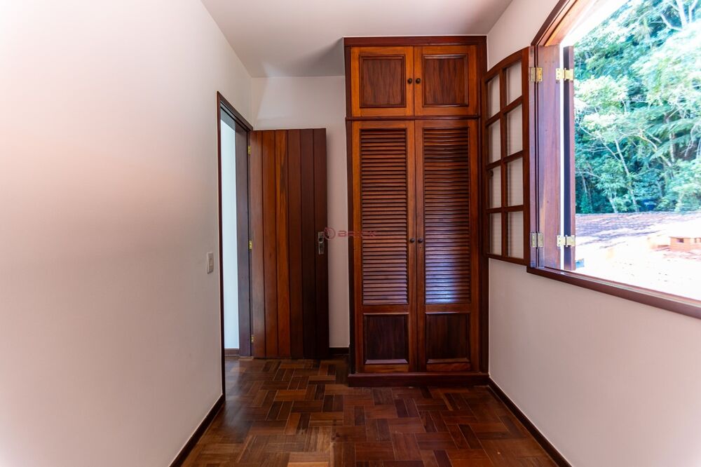 Casa à venda com 5 quartos, 235m² - Foto 1