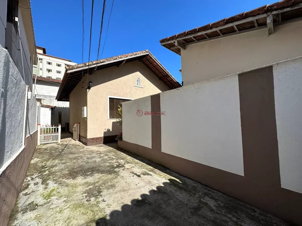 Casa à venda com 5 quartos, 250m² - Foto 2