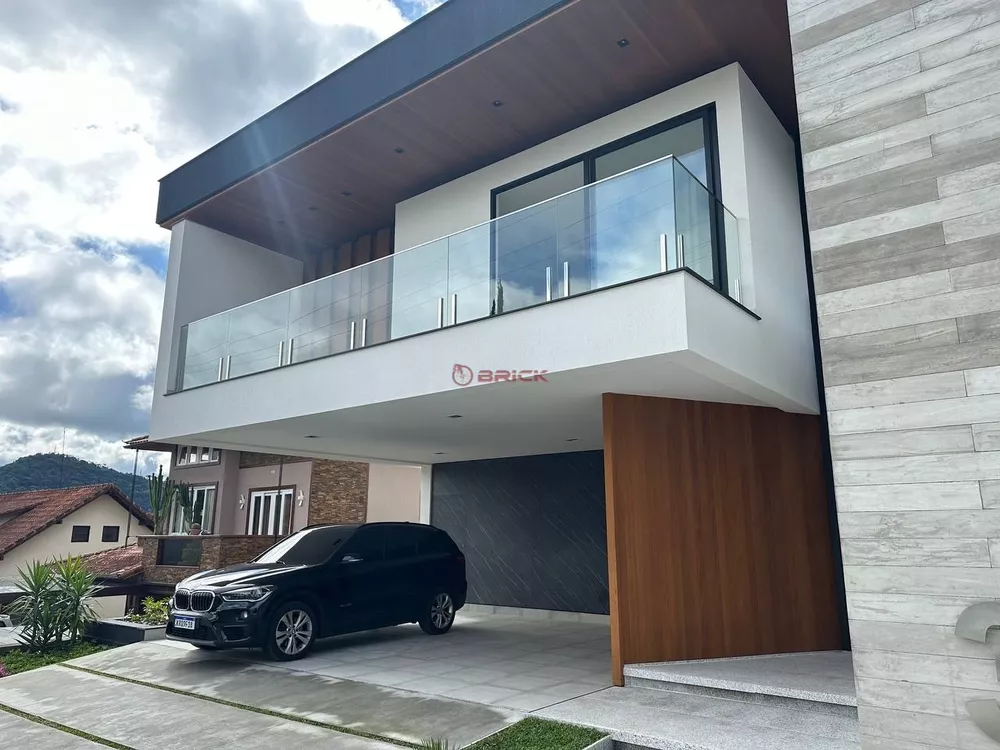 Casa à venda com 4 quartos, 330m² - Foto 1