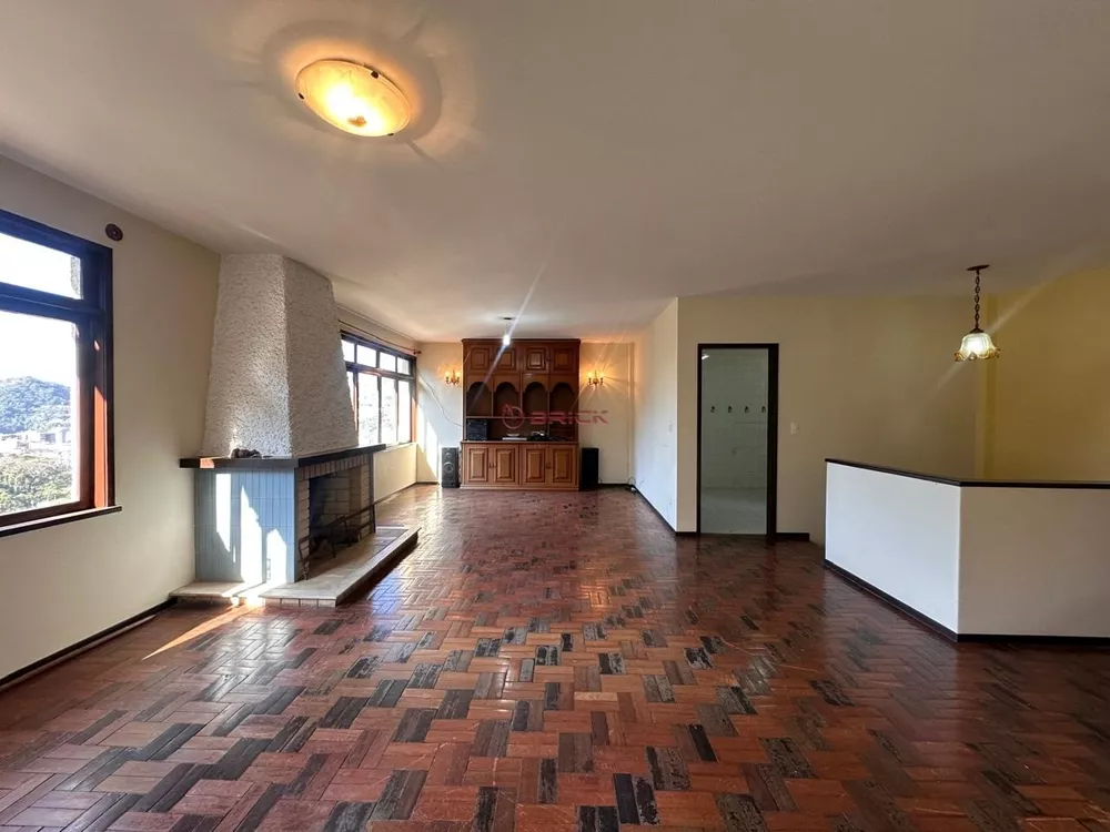 Casa à venda com 4 quartos, 227m² - Foto 1