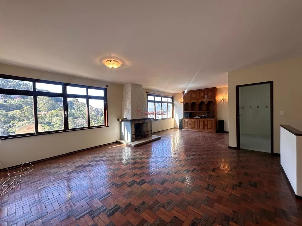 Casa à venda com 4 quartos, 227m² - Foto 2