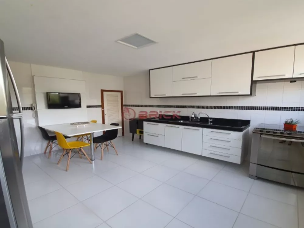 Apartamento à venda com 3 quartos, 142m² - Foto 2