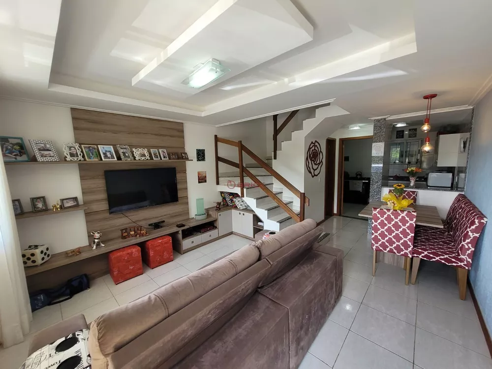 Casa à venda com 3 quartos, 95m² - Foto 1