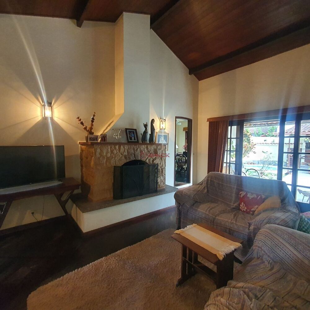 Casa à venda com 3 quartos, 239m² - Foto 1