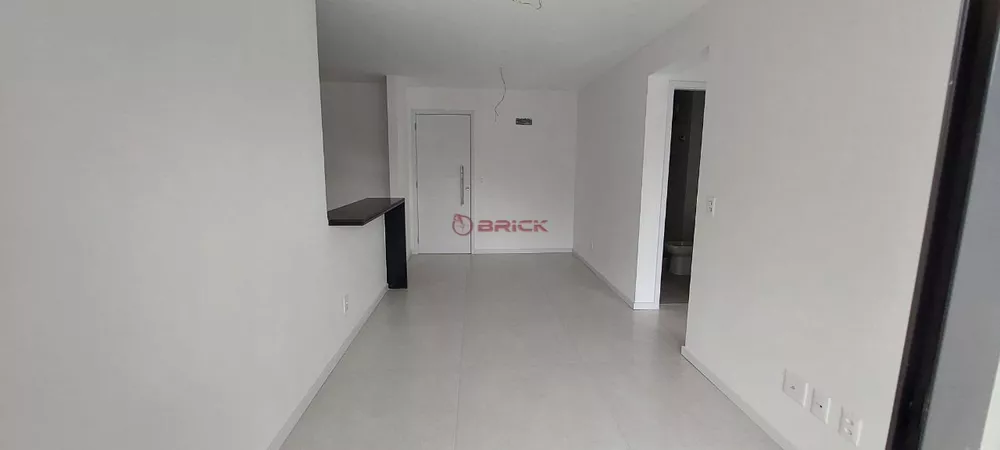 Apartamento à venda com 2 quartos, 70m² - Foto 2